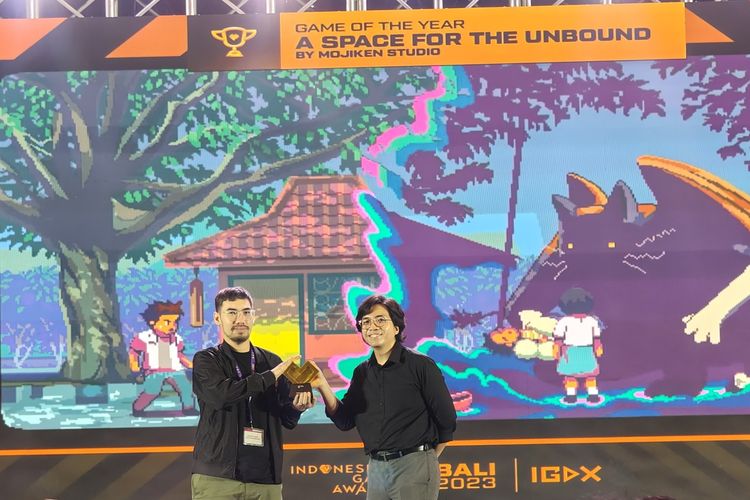 CEO Mojiken Studios, Pramudita Muharram (kiri) dan Presiden Asosiasi Game Indonesia, Cipto Adiguno (kanan) dalam ajang Indonesia Game Awards dalam acara Indonesia Game Developer Exchange (IGDX) 2023 yang digelar di The Stones Hotel, Bali, Jumat (13/10/2023).