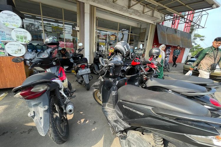 Belasab sepeda motor terparkir di salah satu mini market yang ada di Kabupaten Bandung, Jawa Barat Senin (20/5/2024)