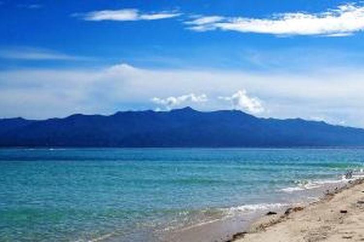 Pantai Pombo di Kecamatan Salahhutu, Kabupaten Maluku Tengah, Provinsi Maluku.