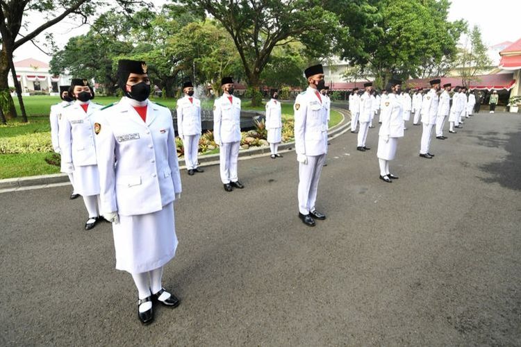 Tim Pasukan Pengibar Bendera Pusaka (Paskibraka) yang bertugas dalam upacara Peringatan HUT ke-76 RI dan penurunan bendera pusaka di Istana Merdeka pada Selasa (17/8/2021).