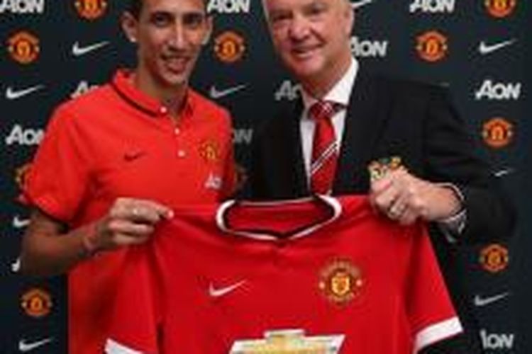 Pemain asal Argentina, Angel Di Maria (kiri), berfoto dengan Manajer Manchester United Louis van Gaal setelah menandatangani kontrak berdurasi lima musim, di Manchester, Selasa (26/8/2014).