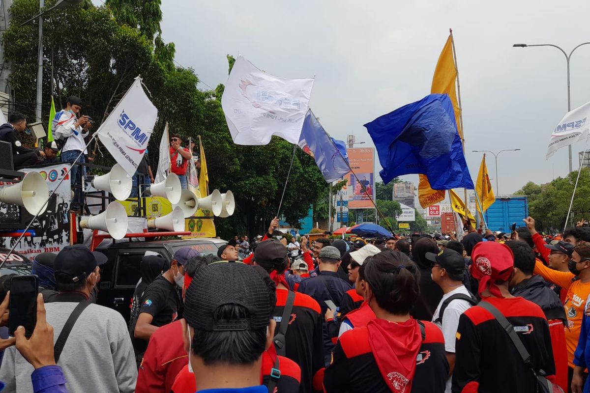 Massa buruh yang tergabung dalam aliansi Buruh Bekasi Melawan saat berunjuk rasa di depan Kantor Disnaker menuntut kenaikan UMK Kota Bekasi sebesar 13 persen, Selasa (29/11/2022).