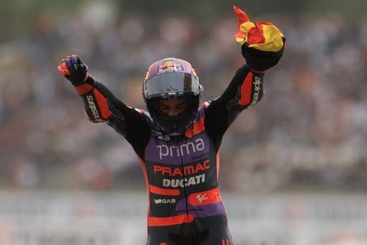 Rider Pramac Ducati, Jorge Martin, berselebrasi seusai menang di MotoGP Portugal 2024 yang bergulir di Sirkuit Algarve, Portimao, Portugal, pada 24 Maret 2024.