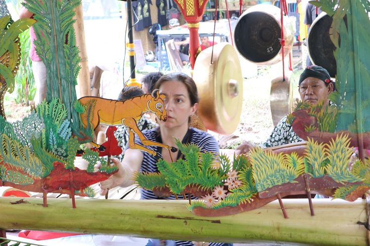 Dalang asal Australia Sarah Bilby membawakan lakon wayang kancil di Kulon Progo Festival 2017 yang digelar di Bendung Khayangan, Kulon Progo, Sabtu (25/11/2017).