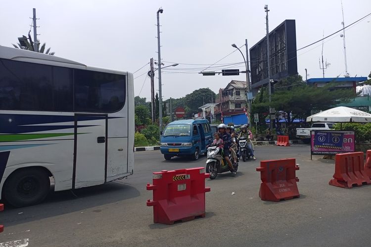Kondisi arus lalu lintas kendaraan di Simpang Gadog, Ciawi, Kabupaten Bogor, Jawa Barat, saat diberlakukan sistem one way arah ke Jakarta, Minggu (24/12/2023)
