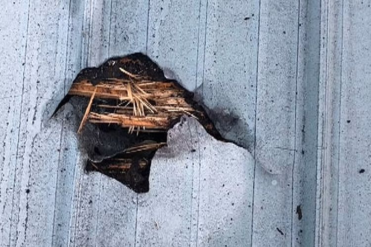 Atap rumah Ruth Hamilton yang bolong akibat kejatuhan batu meteor pada Senin (4/10/2021) di Golden, British Columbia, Kanada.