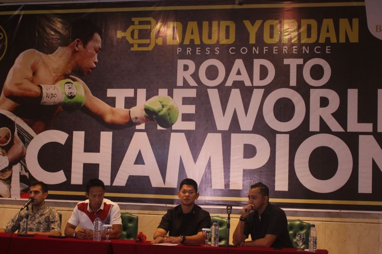 Raja Sapta Oktohari bersama atlet tinju profesioanal Daud Yordan dan tim Mahkota Promotion dalam konferensi pers Road To The World Champion di Menara Bidakara 1, Tebet, Jakarta pada Kamis (9/8/2018)