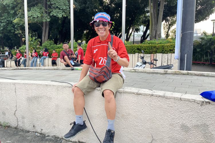 Tetra, salah satu penonton pertandingan bola Indonesia vs China, mengenakan jersey dan celana pendek di Gelora Bung Karno, Jakarta Pusat, Kamis (5/6/2025.
