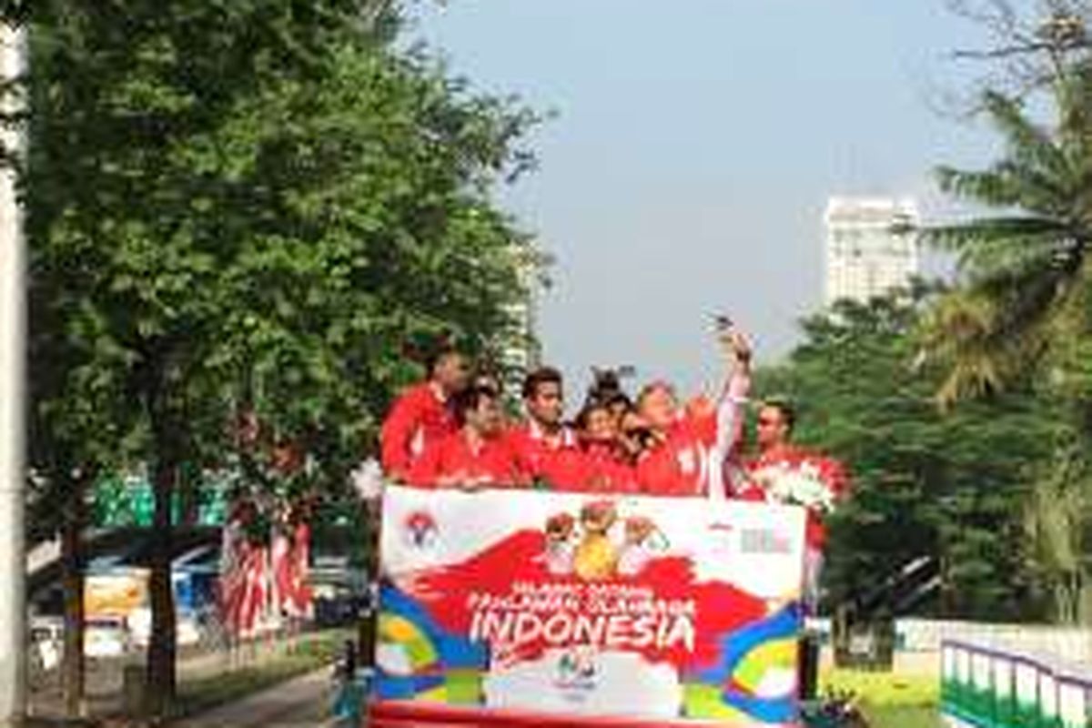 Konvoi kontingen Olimpiade Rio 2016 menuju Istana Negara, Rabu (24/8/2016).