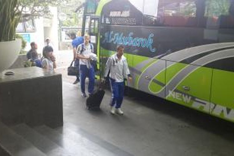 Kapten Hamburg SV, Rafael van der Vaart, turun dari bus yang membawanya ke Hotel Santika Premiere Malang, Senin (6/1/2014). Hamburg akan melakukan laga uji coba melawan Arema Cronus di Stadion Kanjuruhan, Malang, Senin (6/1/2014) malam.