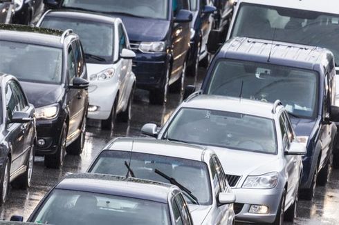 Tol Dalam Kota Macet Parah, Warga Terjebak Macet 1,5 Jam