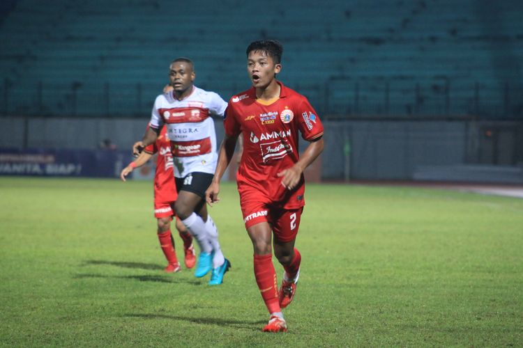 Bek muda Persija Jakarta, Ilham Rio Fahmi, beraksi dalam laga Madura United vs Persija Jakarta pada ajang Liga 1 2021-2022 pekan ke-8, Jumat (22/10/2021) malam WIB di Stadion Moch Soebroto, Magelang.