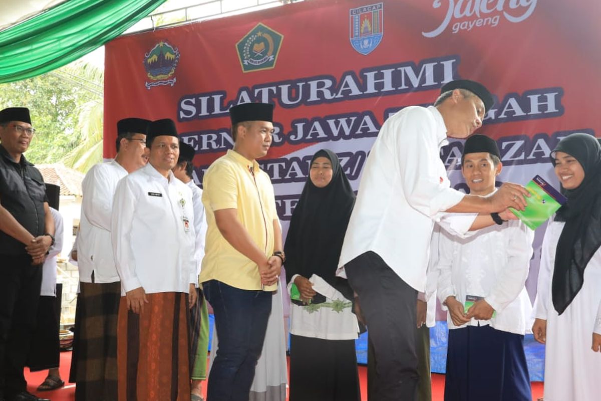Gubernur Jawa Tengah Ganjar Pranowo mewakili Pemprov Jateng memberikan insentif kepada guru ngaji yang ada di Jawa Tengah. 