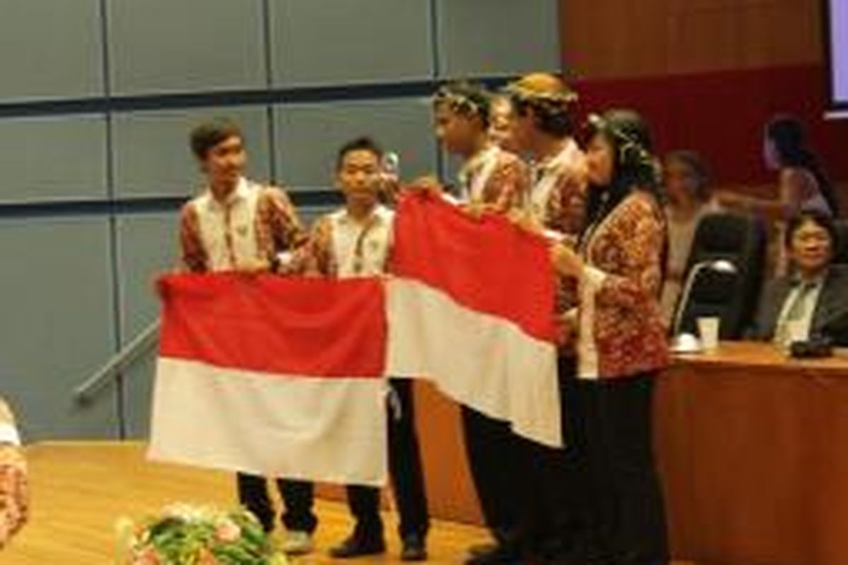 Tim Indonesia meraih medali perunggu dalam IOAA ke 7 di Volos untuk kompetisi tim. Di kompetisi perorangan, Indonesia juga meraih mendali emas, perak, dan juga perunggu. 