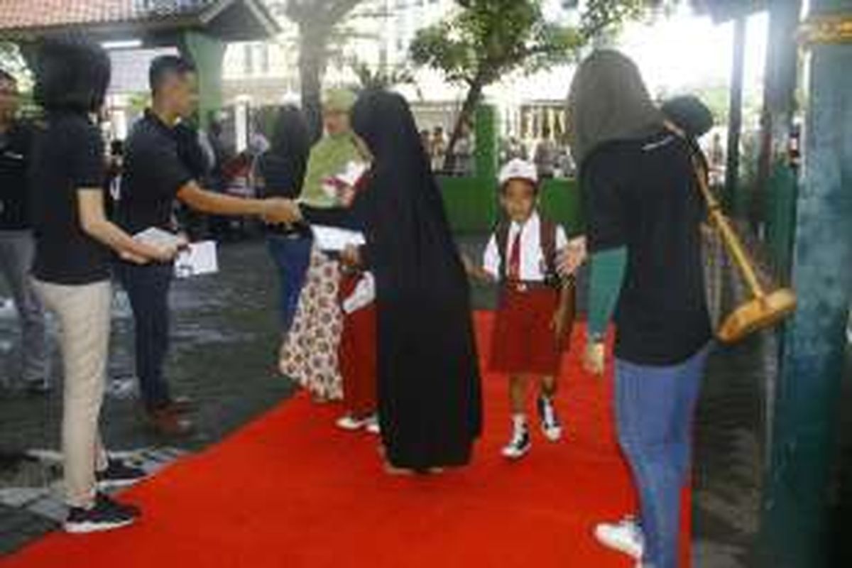 Orangtua dan murid disambut karpet merah oleh Gramedia saat hari pertama masuk sekolah, Senin (18/7/2016). Penyambutan dilakukan di SDN 3 dan 12 Grogol Utara, Kebayoran Lama, Jakarta Selatan.