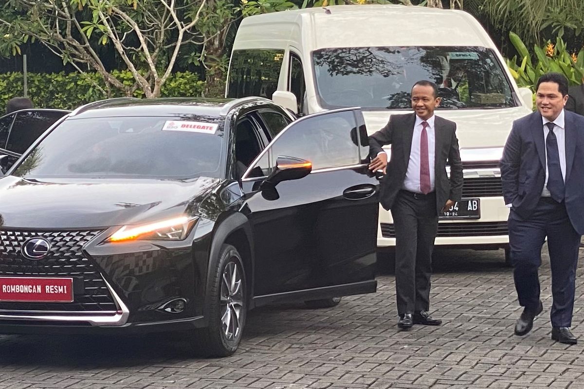 UX300e Dukung Mobilitas KTT G20 Summit--Menteri BUMN Erick Tohir (kedua kiri) dan Menteri Investasi/Kepala BKPM Bahlil Lahadalia (kiri) menggunakan Lexus UX300e menuju Bali Nusa Dua Convention Center (BNDCC)  tempat berlangsungnya B20 Summit, satu forum dialog resmi yang menjadi bagian dari Konferensi Tingkat Tinggi (KTT) G20 di bawah Sherpa Track atau Jalur Sherpa, Senin (14/11). Lexus UX300e bersama Toyota bZ4X disediakan oleh PT Toyota-Astra Motor (TAM) sebagai official car partner G20 Summit untuk mendukung mobilitas para delegasi internasional dan Pemerintah Indonesia sebagai presidensi Konferensi Tingkat Tinggi (KTT) ini. Sementara itu, dalam jumpa pers di Media Center KTT G20, Menteri Badan Usaha Milik Negara (BUMN) Erick Thohir menyatakan, Indonesia sangat serius untuk menjadi tuan rumah Olimpiade 2036.