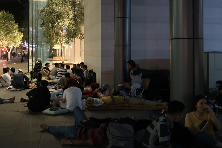 Pengantre iPhone X di Apple Store Orchard Road, Singapura, Kamis (2/11/2017).