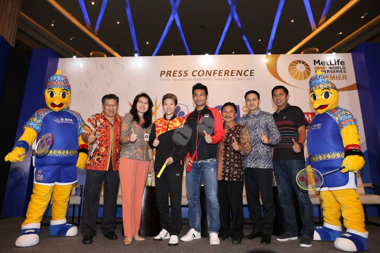 Yoppy Rosimin, Inge Setiawati, Liliyana Natsir, Berry Angriawan, Budi Darmawan, Ricky Subagdja dan Nova Widianto (kiri ke kanan) berpose bersama pada konferensi pers BCA Indonesia Open 2017 di Hotel Indonesia Kempinski, Jakarta, Senin (22/5/2017).