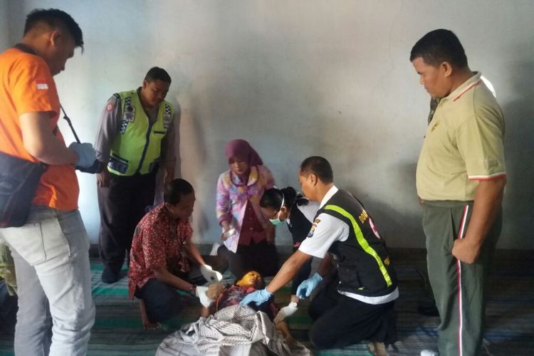 IDENTIFIKASI--Tim identifikasi Polsek Slahung Ponorogo mengidentifikasi jasad nenek Misreni (52) yang ditemukan tewas di bekas kandang kambing di Desa Slahung, Kecamatan Slahung, Kabupaten Ponorogo, Jawa Timur, Jumat ( 20/10/2017) pagi.