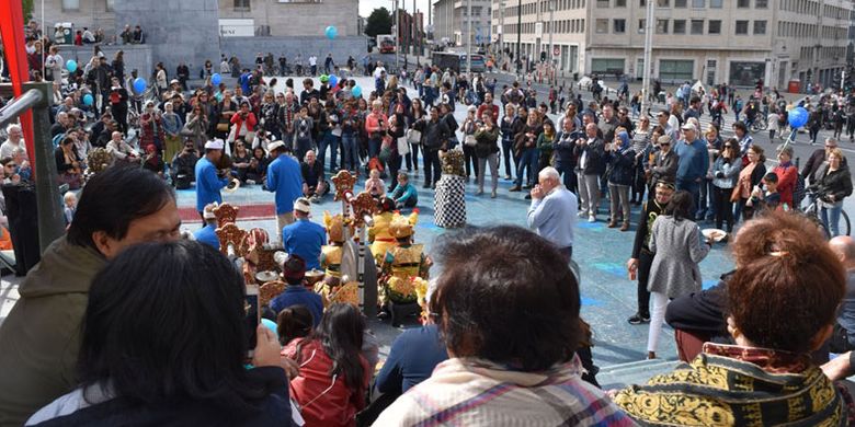 Penonton duduk sampil menyeruput kopi Indonesia menyaksikan gamelan Bali di Mont des Arts 5 ? 1000 Brussel, Belgia, Minggu (17/12/2017).