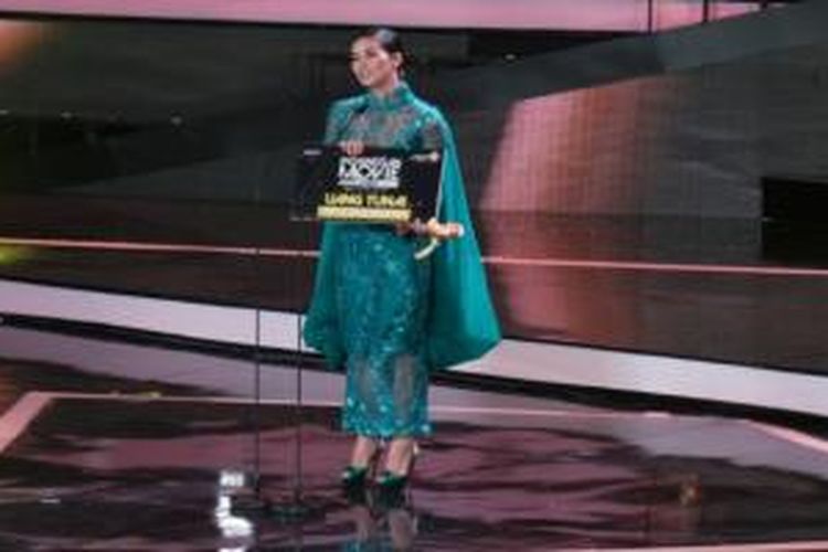 Marsha Timothy menyampaikan pidato kemenangannya usai diumumkan meraih penghargaan Pemeran Utama Wanita Terbaik versi Indonesian Movie Award 2015, di Balai Sarbini, Jakarta Selatan, Selasa (19/5/2015) dini hari.