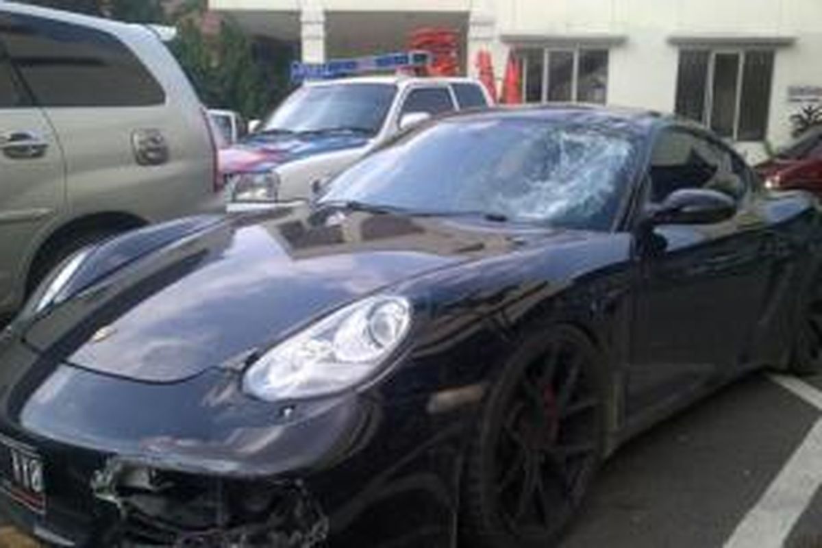 Porsche yang menabrak pengendara sepeda ontel di Jalan Sudirman, Jakarta, Minggu (15/12/2013).