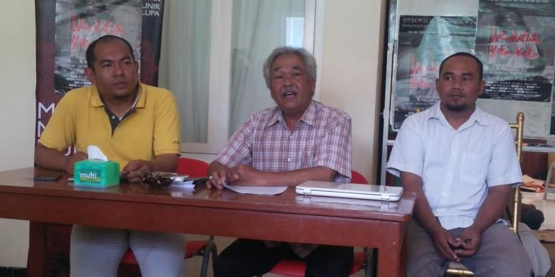 Aktifis Kontras, Fatkhul Khoir (kanan) di kantor Kontras Surabaya, Rabu (18/1/2017)