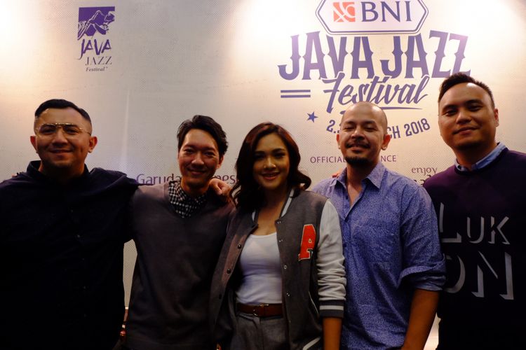 Grup musik Ecoutez berpose saat ditemui usai jumpa pers Java Jazz Festival 2018 di kawasan Kemang, Jakarta Selatan, Kamis (18/1/2018).