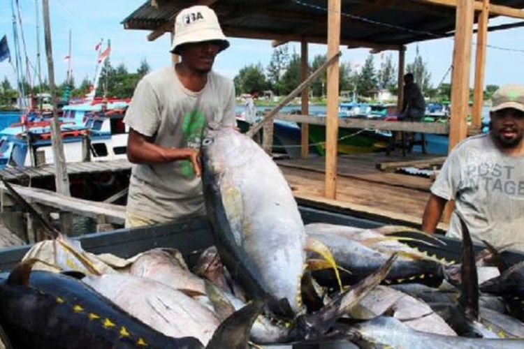 Nelayan merapikan ikan tuna sirip kuning dari kapal ke mobil di Pelabuhan Nelayan Ulee Lheue, Kecamatan Meuraxa, Kota Banda Aceh, sebelum dikirim ke pabrik pengolahan di Medan, Sumatera Utara. Dari Medan, hasil laut Aceh dijual ke luar negeri, antara lain ke Thailand, Korea Selatan, dan Jepang. 