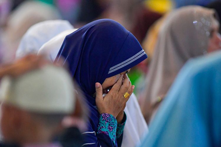 Warga mengusap mukanya saat zikir dan doa bersama di Masjid Agung Natuna, Kepulauan Riau, Kamis (6/2/2020). Kegiatan bertema Dari Natuna Selamatkan Indonesia ini digelar untuk mendoakan para WNI yang tengah diobservasi setelah dievakuasi dari Wuhan, China, dan untuk keselamatan warga Natuna serta masyarakat Indonesia secara umum, terkait kian merebaknya virus corona.