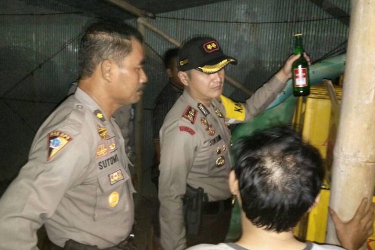 Kapolres Demak, AKBP  Sonny Irawan  (bertopi)  dan Kabag Operasional Polres Demak,  Kompol Sutomo,  memimpin langsung penggrebekan gudang miras di Demak,  Sabtu (24/6/2017) dini hari