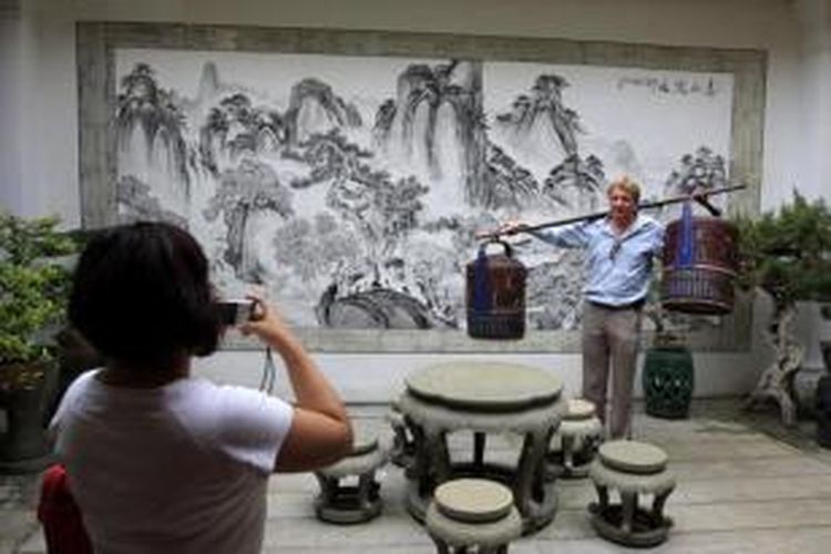 Wisatawan mengabadikan kunjungan mereka di salah satu rumah milik warga China peranakan di kawasan George Town, Penang, Malaysia, Rabu (28/10/2009). 