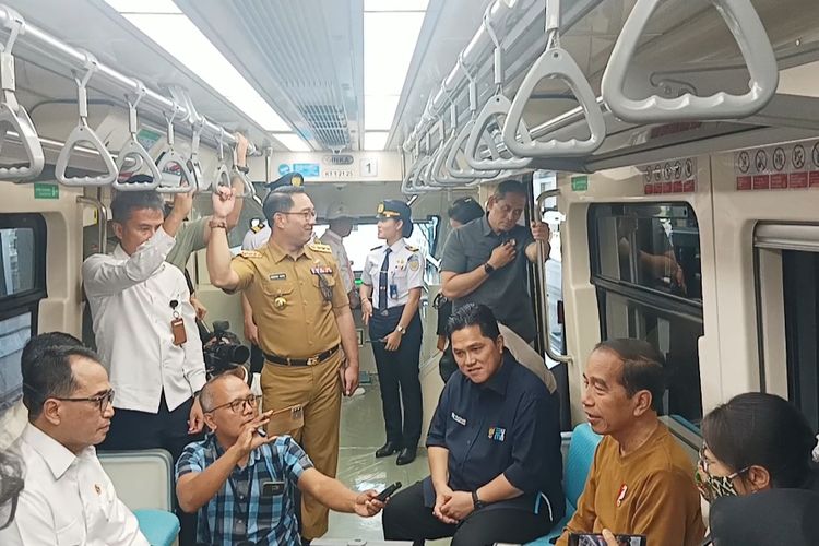 Presiden Joko Widodo saat memberikan keterangan pers di sela-sela perjalanan naik LRT dari Stasiun Harjamukti di Depok ke Stasiun Dukuh Atas di Jakarta Pusat, Kamis (3/8/2023).