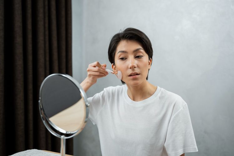 6 Urutan Skincare Pagi untuk Usia 40 Tahun ke Atas