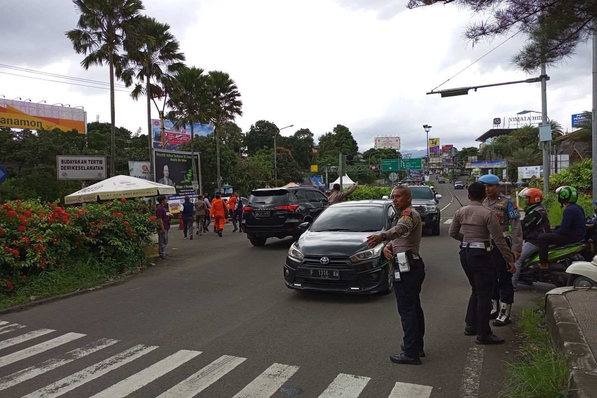 Anggota kepolisian Polres Bogor menerapkan rekayasa lalu lintas berupa skema ganjil genap atau gage mulai Jumat (23/12/2022) sampai Minggu (25/12/2022) di Jalur Puncak Bogor, Jawa Barat.