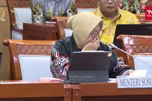 Di DPR, Tangis Risma Pecah Saat Mendengar Kisah Lansia Sebatang Kara Tak Dapat Bansos