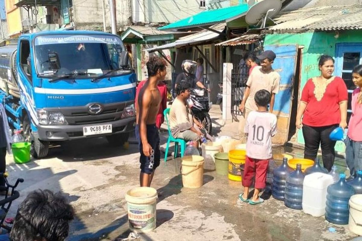 Warga dapat suplai air bersih dari mobil tangki PAM Jaya sejak Jumat (2/2/2024). Pipa air bersih milik Perumda PAM Jaya di Kali Sunter, Plumpang Semper Raya, Koja, Jakarta Utara diketahui ambruk sejak Kamis (1/2/2024). 