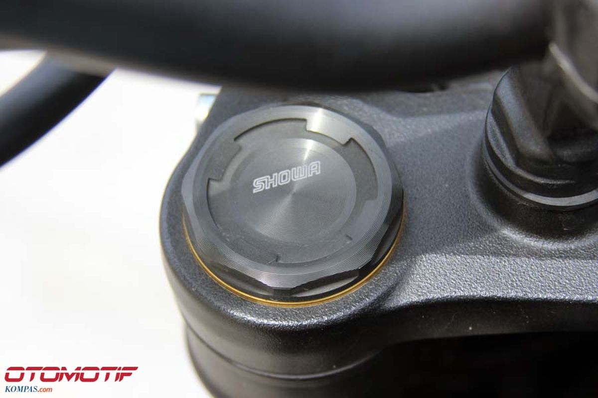 Honda CB150R ExMotion. Suspensi depan menggunakan upside-down merek Showa.