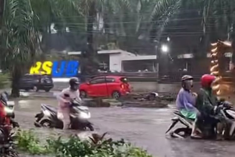 Banjir terjadi di Jalan Soekarno Hatta, Kota Malang pada Rabu (22/10/2025). 