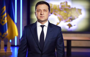 Dalam foto dari Kantor Pers Kepresidenan Ukraina, Presiden Ukraina Volodymyr Zelensky melakukan pidato kenegaraan melalui siaran langsung TV di Kiev, Ukraina, Selasa (22/2/2022). 