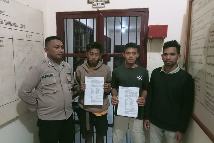 SR alias Nyong (22) dan H alias Run (26), dua pemuda asal kecamatan Seram Barat, kabupaten Seram bagian Barat, Maluku ditangkap polisi karena mencuri sapi milik warga, Jumat (25/11/2022)