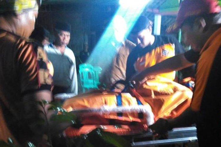 Jenazah korban hanyut, Syamsul Maarif, tiba di rumah duka di Desa Banyuurip Kecamatan Tegalrejo Kabupaten Magelang, Jumat (3/3/2017) sekitar pukul 22.15 WIB.