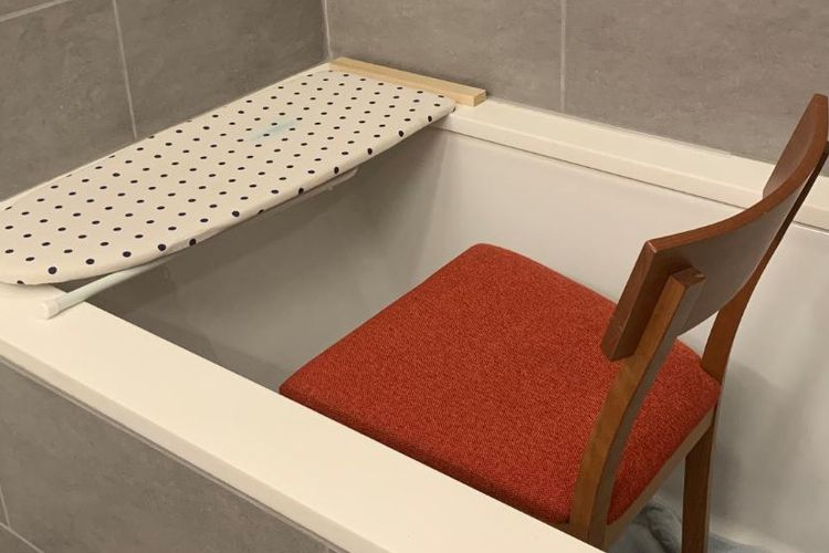 Meja kerja darurat di bak mandi.