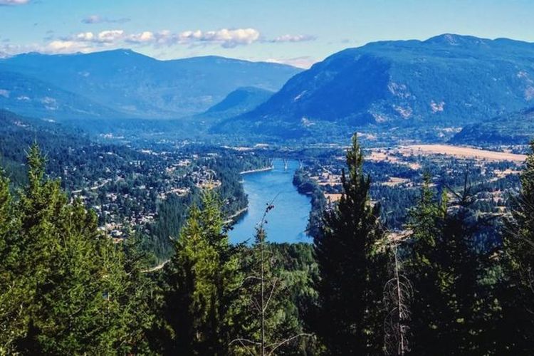 Wilayah Kootenay Barat yang bergunung-gunung adalah rumah bagi banyak Doukhobor di British Columbia.