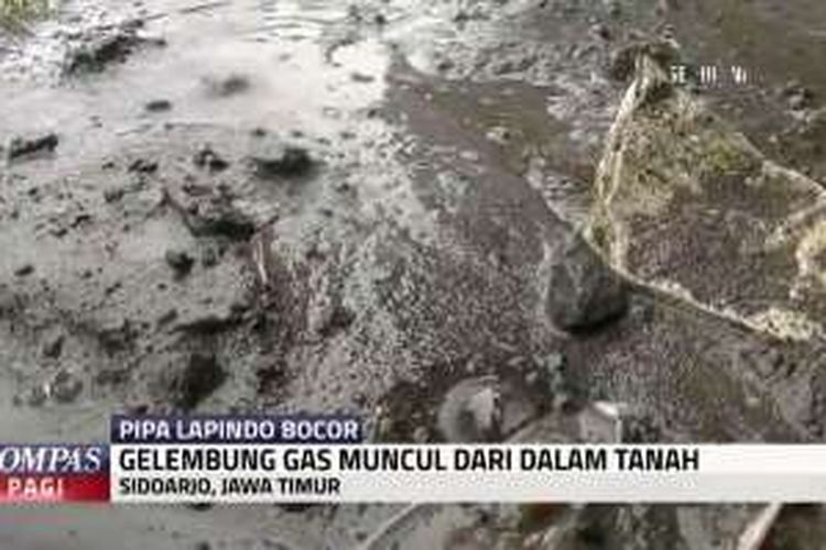 Pipa aliran gas yang ada di wilayah Desa Kedungbanteng, Kecamatan Tanggulangin, Kabupaten Sidoarjo, Jawa Timur, bocor, Jumat (11/3/2016). Kebocoran menyebabkan munculnya gelembung dari dalam tanah 