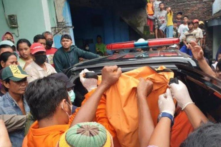 Tampak Ramai Warga Sekitar Saat Melihat Petugas Mengevakuasi Jenazag RS Korban Pembunuhan di Kali Kedinding Surabaya (1/3/2022).