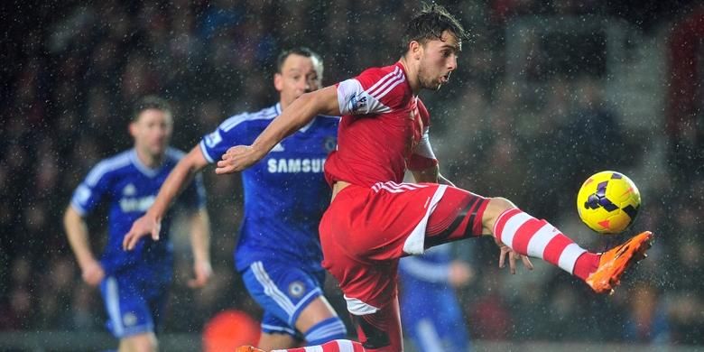 Penyerang Southampton, Jay Rodriguez, mencoba melewati barisan pertahan Cjhelsea, dalam laga lanjutan Premier League, di Stadion Saint Mary, Rabu (1/1/2014).