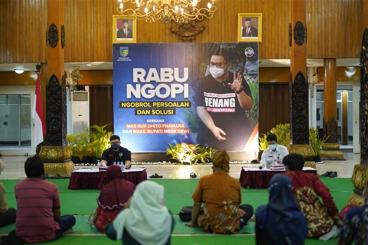 Bupati Kediri Hanindhito Himawan Pramono menerima curhat warga Kabupaten Kediri di acara rutin Rabu Ngopi, Rabu (24/11/2021). 