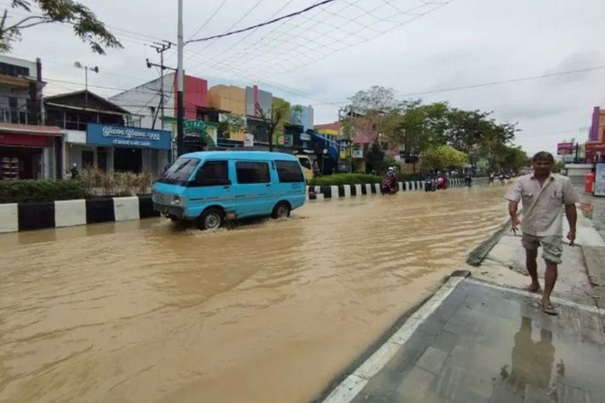 Kondisi banjir di Jalan Ahmad Yani, Kecamatan Bontang Utara, Bontang. 