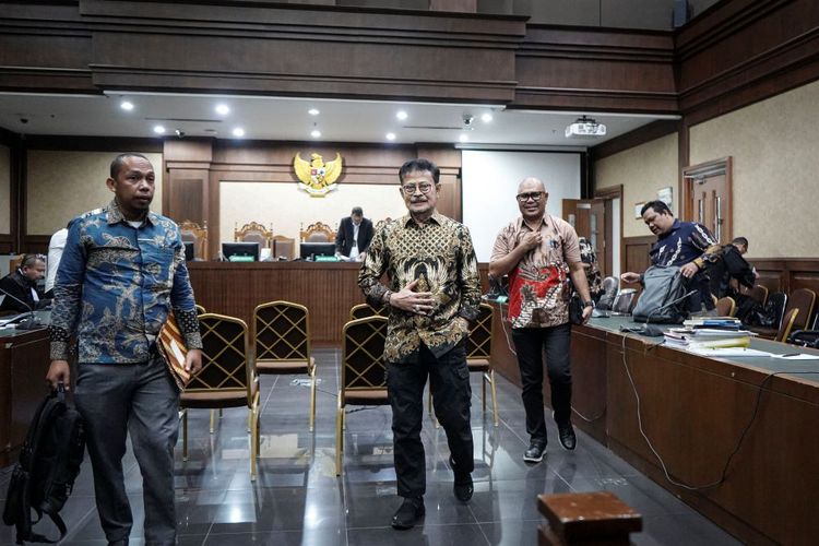 Terdakwa kasus pemerasan dan gratifikasi di Kementerian Pertanian yang juga mantan Menteri Pertanian Syahrul Yasin Limpo (tengah) usai menjalani sidang lanjutan di Pengadilan Tipikor, Jakarta, Rabu (12/6/2024). Sidang tersebut beragenda mendengarkan keterangan saksi ahli yang dihadirkan terdakwa yakni ahli hukum pidana Prof Agus Surono. ANTARA FOTO/Dhemas Reviyanto/YU